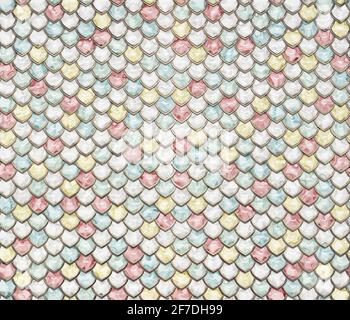 Rote, gelbe, blaue und weiße Schlangenhaut mit perlfarbenem Marmor-Effekt, goldene Ränder, lange, scharfe Skala. Modischer Druck. Mode und stilvoller Hintergrund. Stockfoto