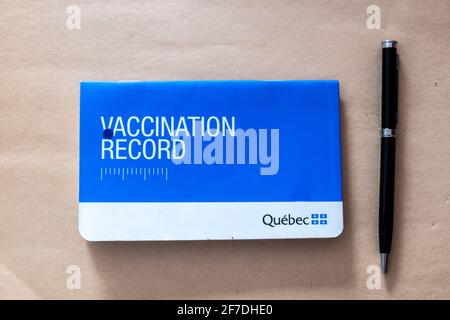 Toronto, Ontario, Kanada – 1. Februar 2021: Broschüre zum Impfprotokoll von Quebec und winklige Stiftflat lagen auf Pergament. Stockfoto