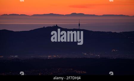 Serra de Tramuntana Gebirge auf der Insel Mallorca, vom La Mola Gipfel in Katalonien aus gesehen. Im Vordergrund Tibidabo und Collserola in Barcelona Stockfoto