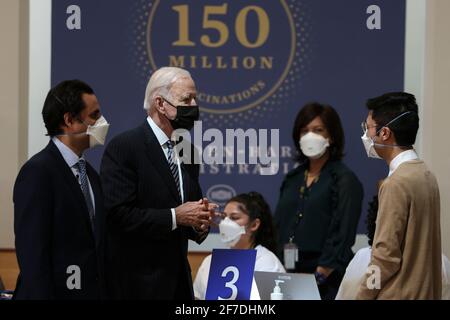 Alexandria, USA. April 2021. Präsident Joe Biden besucht am Dienstag, den 6. April 2021, eine Impfstelle am Theologischen Seminar von Virginia in Alexandria, VA. (Foto von Oliver Contreras/Sipa USA) Quelle: SIPA USA/Alamy Live News Stockfoto