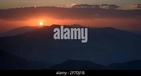 Sommersonnengang vom Pass Verdet in Pedraforca (Provinz Barcelona, Katalonien, Spanien) ESP: Amanecer de verano desde el collado de Verdet Stockfoto