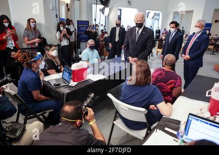 Alexandria, USA. April 2021. Präsident Joe Biden besucht am Dienstag, den 6. April 2021, eine Impfstelle im Theologischen Seminar von Virginia in Alexandria, VA (Foto: Oliver Contreras/Sipa USA) Quelle: SIPA USA/Alamy Live News Stockfoto