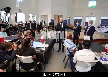 Alexandria, USA. April 2021. Präsident Joe Biden besucht am Dienstag, den 6. April 2021, eine Impfstelle im Theologischen Seminar von Virginia in Alexandria, VA (Foto: Oliver Contreras/Sipa USA) Quelle: SIPA USA/Alamy Live News Stockfoto