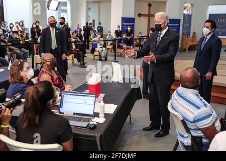 Alexandria, USA. April 2021. Präsident Joe Biden besucht am Dienstag, den 6. April 2021, eine Impfstelle im Theologischen Seminar von Virginia in Alexandria, VA (Foto: Oliver Contreras/Sipa USA) Quelle: SIPA USA/Alamy Live News Stockfoto