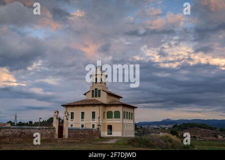 Torre Lluvià de Manresa, umgeben von Weinbergen des DO Pla de Bages, bei einem Sommeruntergang (Provinz Barcelona, Katalonien, Spanien) Stockfoto
