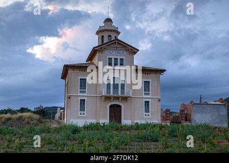 Torre Lluvià de Manresa, umgeben von Weinbergen des DO Pla de Bages, bei einem Sommeruntergang (Provinz Barcelona, Katalonien, Spanien) Stockfoto