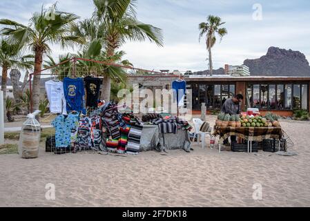 Ein Händler am Strand in San Carlos, Sonora, Mexiko, verkauft Souvenirs. Stockfoto