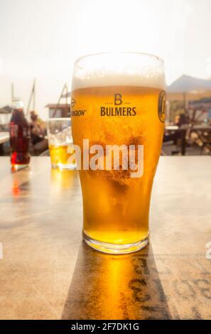 Ein Pint Bier auf einem Tisch, das in einem Strandrestaurant in Spanien serviert wird. Stockfoto