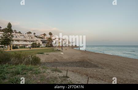 Wohnhäuser am Meer, mit Strandpromenade, die die Strände der Costa del Sol in La Cala de Mijas, Andalusien, Spanien verbindet. Stockfoto