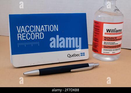 Toronto, Ontario, Kanada - 2 2021. Februar: Eine Broschüre mit Impfprotokollen in Quebec neben einer Flasche Händedesinfektionsmittel und einem Stift. Stockfoto