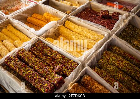 Süße Brötchen aus Nougat und Nüssen zum Verkauf auf dem türkischen Markt in Antalya, Türkei Stockfoto