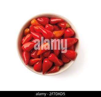 Eingelegte kleine rote Paprika in einer Schüssel isoliert auf weißem Hintergrund. Marinierte Paprika aus nächster Nähe. Fermentiertes Bio-Gemüse. Stockfoto