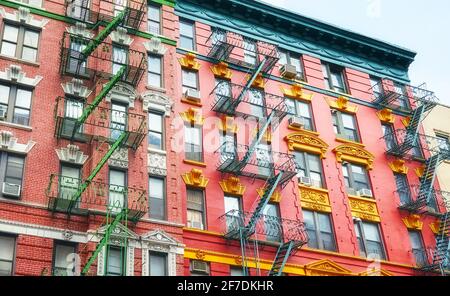 Alte bunte Gebäude mit Feuerausbrüchen, New York City, USA. Stockfoto