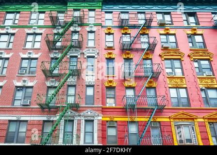 Alte bunte Gebäude mit Feuerausbrüchen, New York City, USA. Stockfoto