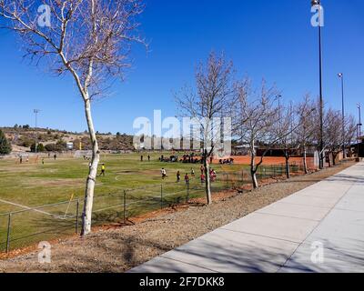 Eltern, Trainer, Beamte und Spieler auf den Fußballfeldern bei einem Turnier in Prescott, Arizona, USA. Stockfoto