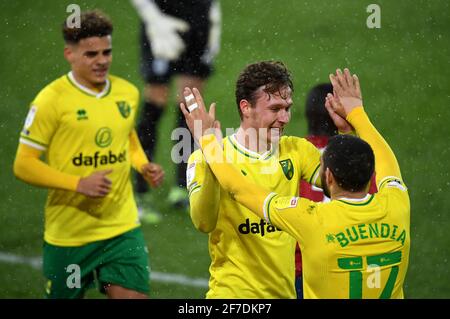 Kieran Dowell (Mitte) von Norwich City feiert das fünfte Tor des Spiels während des Sky Bet Championship-Spiels in Carrow Road, Norwich. Bilddatum: Dienstag, 6. April 2021. Stockfoto