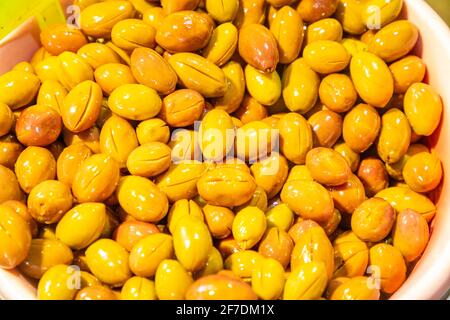 Oliven für den Verkauf auf dem türkischen Markt in Antalya, Türkei Stockfoto