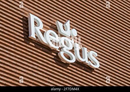 Lugano, Tessin, Schweiz - 16. März 2021 : weißes Regus-Schild am Bürogebäude in Lugano. Die Regus Group ist ein multinationales Unternehmen Stockfoto