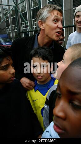 GARY LINEKER BEI FITZROVIA,EIN JUGENDPROJEKT IN CAMDEN,29/4/04 PILSTON Stockfoto