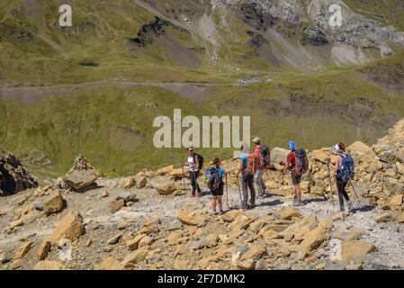 Vignemale-Gipfel und Gletscher im Sommer vom Pass Col de Sarradets aus gesehen (Nationalpark der Pyrenäen, Gavarnie, Midi-Pyrénées, Ockitanie, Frankreich) Stockfoto