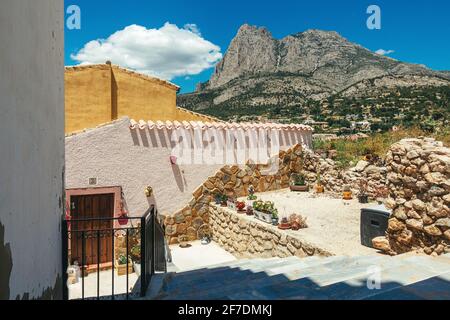 Blick auf das wunderschöne kleine Finestrat Dorf und den Puig Campana Berg an sonnigen Tagen. Finestrat, Provinz Alicante, Spanien Stockfoto