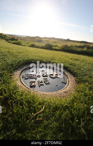 Schottland, Ayrshire, Royal Troon Championship Golf Course. Das legendäre 8. Loch, bekannt als 'The Postage Stamp', IST EIN Par 3 Loch, umgeben von tiefen Bunkern Stockfoto