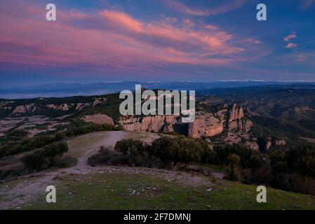 Wintersonnenaufgang vom Gipfel von La Mola. Blick auf Montcau, Katalonien und die Pyrenäen (Sant Llorenç del Munt, Katalonien, Spanien) Stockfoto