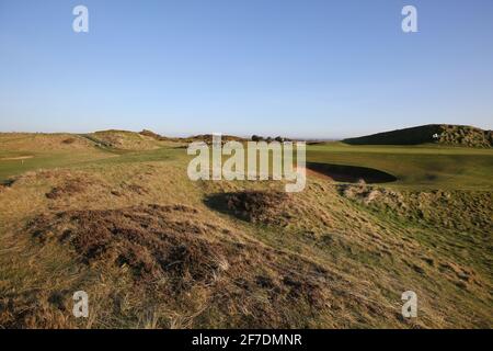 Schottland, Ayrshire, Royal Troon Championship Golf Course. Das legendäre 8. Loch, bekannt als 'The Postage Stamp', IST EIN Par 3 Loch, umgeben von tiefen Bunkern Stockfoto