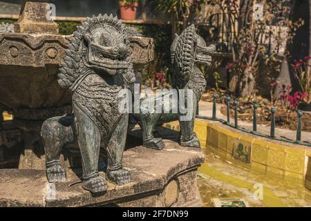 Mexiko, Valle de Bravo 26. März 2021, Blick auf einen Brunnen mit Skulpturen chinesischer Drachen, die in der 'Casa De Oración Carmel Maranatha' gefunden wurden Stockfoto