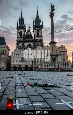 Prag, Tschechische Republik - 26. März 2021. 25 000 Kreuze und Blumen auf dem Altstädter Ring als Erinnerung an die Opfer des COVID-19-Virus.Leben in einer Pandemie.Leere Stadt Stockfoto