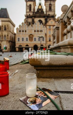 Prag, Tschechische Republik - 26. März 2021. 25 000 Kreuze und Blumen auf dem Altstädter Ring als Erinnerung an die Opfer des COVID-19-Virus.Leben in einer Pandemie.Leere Stadt Stockfoto