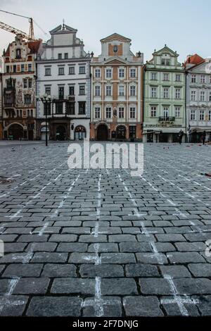 Prag, Tschechische Republik - 26. März 2021. 25 000 Kreuze und Blumen auf dem Altstädter Ring als Erinnerung an die Opfer des COVID-19-Virus.Leben in einer Pandemie.Leere Stadt Stockfoto