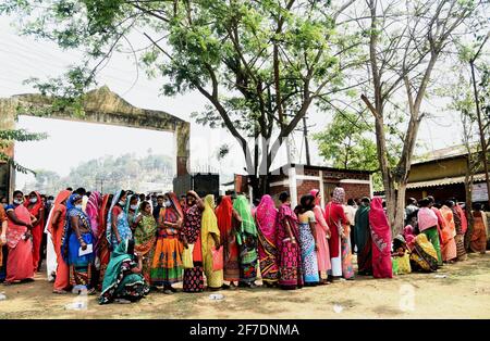 Guwahati, Indien. April 2021. Am 6. April 2021 stellen sich die Menschen vor, um ihre Stimme in einem Wahllokal in Guwahati, Assam, Indien, zu geben. In den indischen Bundesbehörden Tamil Nadu, Kerala, Puducherry, Assam und Westbengalen werden derzeit Kommunalwahlen gewählt, sagten Beamte am Dienstag. Quelle: Str/Xinhua/Alamy Live News Stockfoto