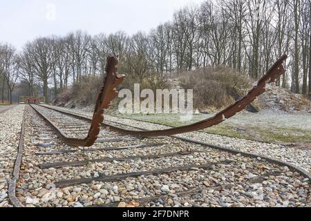 Gebogene Schienen am Ende einer Eisenbahnstrecke als Denkmal im ehemaligen nazi-Übergangslager Westerbork aus dem Weltkrieg 2 durch den ehemaligen Häftling Ralph Prins. Stockfoto