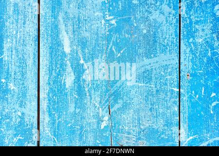 Verwitterte und zerkratzte alte, blau lackierte Holzbretter. Stockfoto