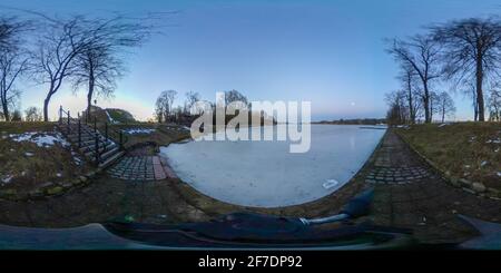 360 Grad VR-Aufnahme von Niasvizh Castle Pond, Weißrussland Stockfoto