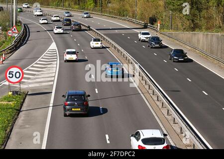 Taffs Well, in der Nähe von Cardiff, Wales - April 2021: Verkehr auf der zweispurigen A470. Es ist die Hauptroute zwischen Cardiff und den Tälern von South Wales Stockfoto