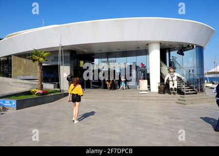 ODESA, UKRAINE - SEPTEMBER 25: Der Eingang zum Delfinarium Nemo Odessa. Es befindet sich am Strand von Lanzheron am 25. September 2020 in Odesa, Ukraine. Stockfoto