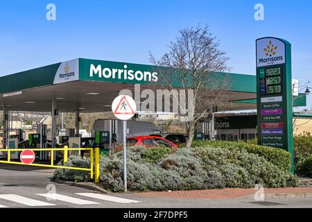 Barry, Wales - März 2021: Tankstelle in einer Filiale des Morrisons Supermarkts Stockfoto