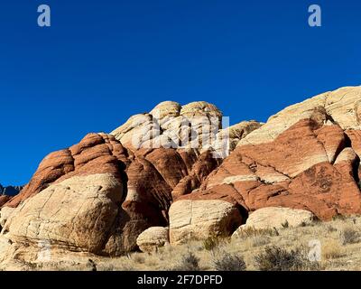 Das Red Rock Canyon National Conservation Area liegt in der Mojave-Wüste von Nevada und ist bekannt für geologische Merkmale wie hoch aufragende Gipfel aus rotem Sandstein und die Keystone Thrust Fault, Indianer-Felszeichnungen. Auf dem 13 Meilen langen Scenic Drive befinden sich Aussichtspunkte mit Panoramablick. Las Vegas, Nevada, 6. Februar 2021. Foto von Jennifer Graylock-Graylock.com Stockfoto