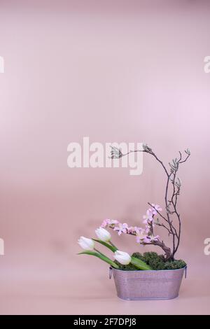 Bild moderne Kunst Blumen Dekoration ikebana für Wohnung, Büro, Postkarte, Poster, Valentinstag Einladungen, Zeitschriften. Blumendekor in der Flowe Stockfoto