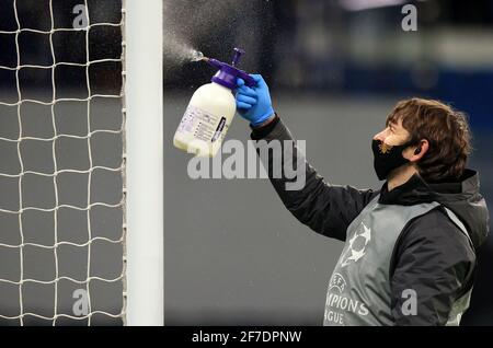 Manchester, Großbritannien. April 2021. Fußball: Champions League, Manchester City - Borussia Dortmund, K.O.-Runde, Viertelfinale, erste Etappe im Etihad Stadium. Ein Post wird zur Halbzeit desinfiziert. Kredit: Lindsey Parnaby/dpa/Alamy Live Nachrichten Stockfoto