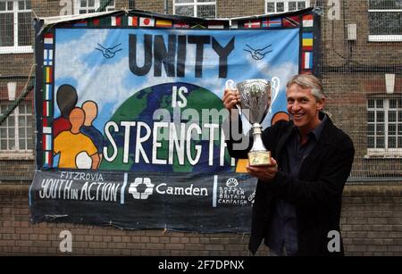 GARY LINEKER BEI FITZROVIA,EINEM JUGENDPROJEKT IN CAMDEN.29/4/04 PILSTON [FOR DAS PROJEKT]Sporthilfe Stockfoto