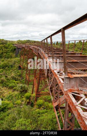 Alte, ungenutzte Eisenzugbrücke an der Old Coach Road, Nordinsel Neuseelands Stockfoto