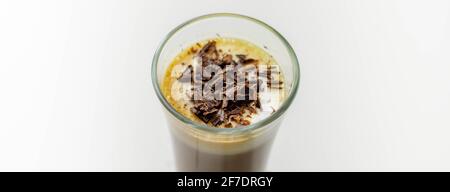 Kaffeegetränk, mit einer nussigen Note mit flauschigem Milchschaum, verziert mit Schokoladenspan, süßem Getränk Stockfoto