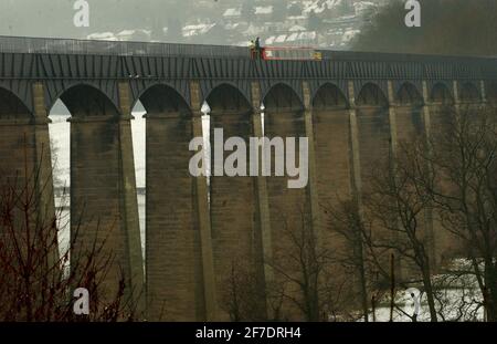 DAS ERSTE NARROWBOOT, DAS DAS PONTCYSYLLTE AQUÄDUKT NR LLANGOLLEN, N WALES ÜBERQUERT, DAS NACH SEINER RESTAURIERUNG DURCH BRITISCHE WASSERSTRASSEN WIEDER ERÖFFNET WIRD. 12/3/04 . PILSTON Stockfoto