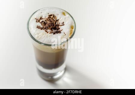 Kaffeegetränk, mit einer nussigen Note mit flauschigem Milchschaum, verziert mit Schokoladenspan, süßem Getränk Stockfoto