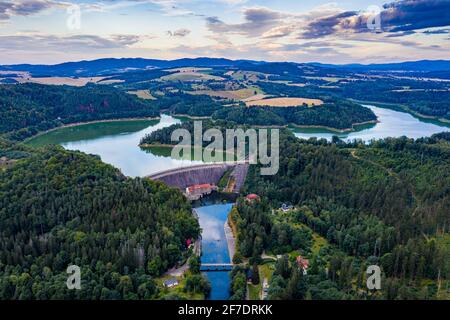 Luftaufnahme des Seendamms. Dorf Pilchowice auf Niederschlesien. Stockfoto