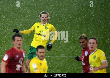 Todd Cantwell von Norwich City im Schnee während des Sky Bet Championship-Spiels in der Carrow Road, Norwich. Bilddatum: Dienstag, 6. April 2021. Stockfoto