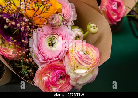 Schöne zarte Blüte von frisch geschnittenem Bouquet von Ranunculus. Florale Komposition für ein romantisches Geschenk Stockfoto